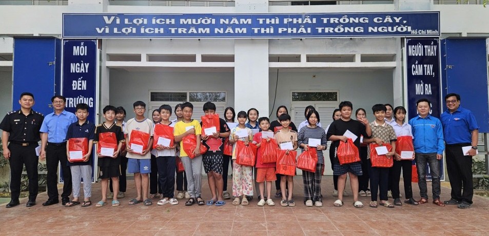 Đoàn Thanh niên Hải quan khu vực II tham gia tặng quà cho người dân vùng lũ Khánh Hòa