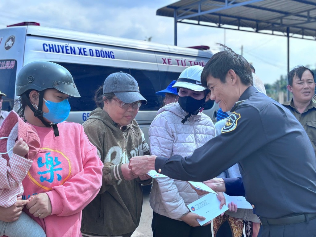 Thanh niên Hải quan chung tay ủng hộ đồng bào vùng lũ