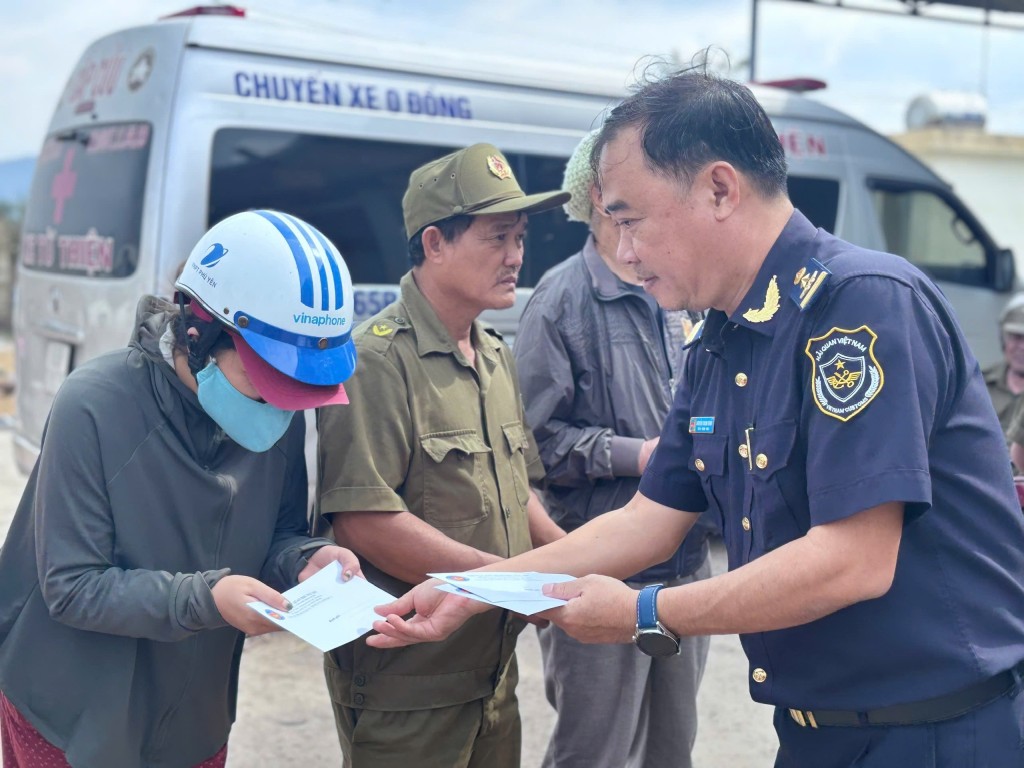 Thanh niên Hải quan chung tay ủng hộ đồng bào vùng lũ