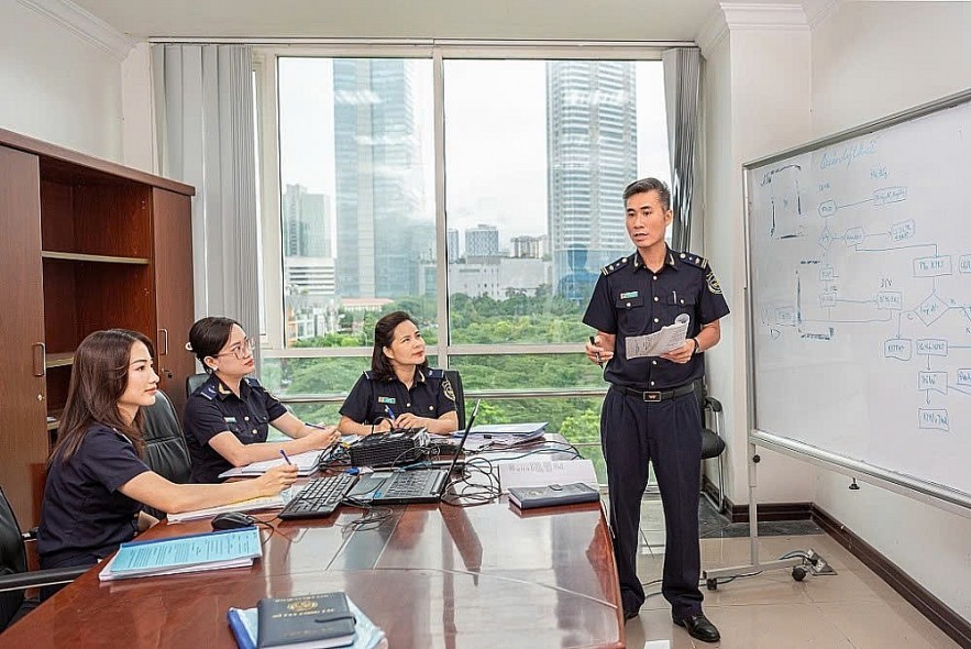Công chức Ban Nghiệp vụ thuế hải quan nghiên cứu rà soát hệ thống văn bản về trị giá hải quan.
