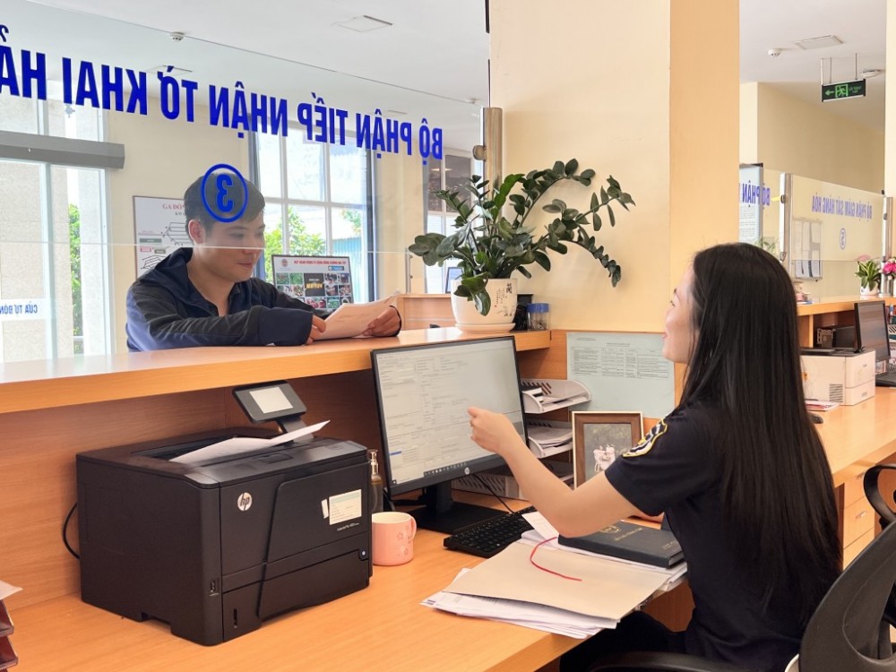 Công chức Hải quan ga đường sắt quốc tế Đồng Đăng (Chi cục Hải quan khu vực VI) tiếp nhận và xử lý tờ khai hải quan cho DN. Ảnh: H.Nụ