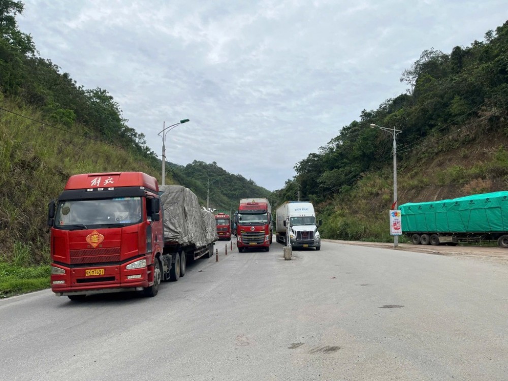 Hàng hóa thông quan qua đường chuyên dụng vận chuyển hàng hoá khu vực mốc 1088/2-1089 (Tân Thanh - Pò Chài). Ảnh: H.Nụ