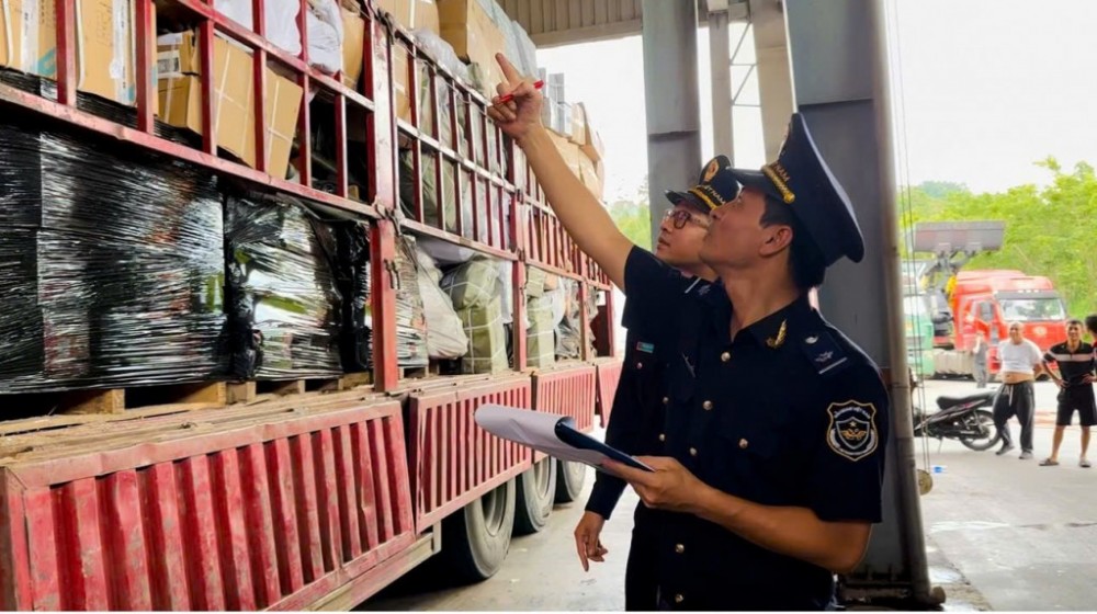 Công chức Hải quan Hữu Nghị kiểm tra hàng hóa nhập khẩu. Ảnh: Tuấn Kiệt