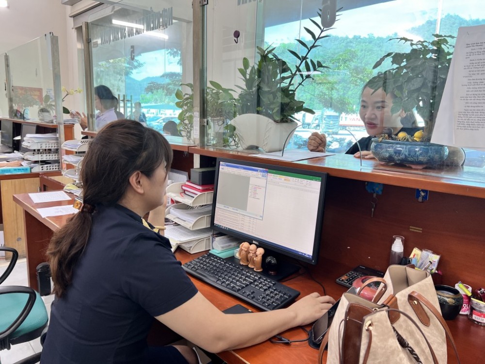 Công chức Hải quan cửa khẩu Tân Thanh hướng dẫn DN làm thủ tục hải quan. Ảnh: H.Nụ