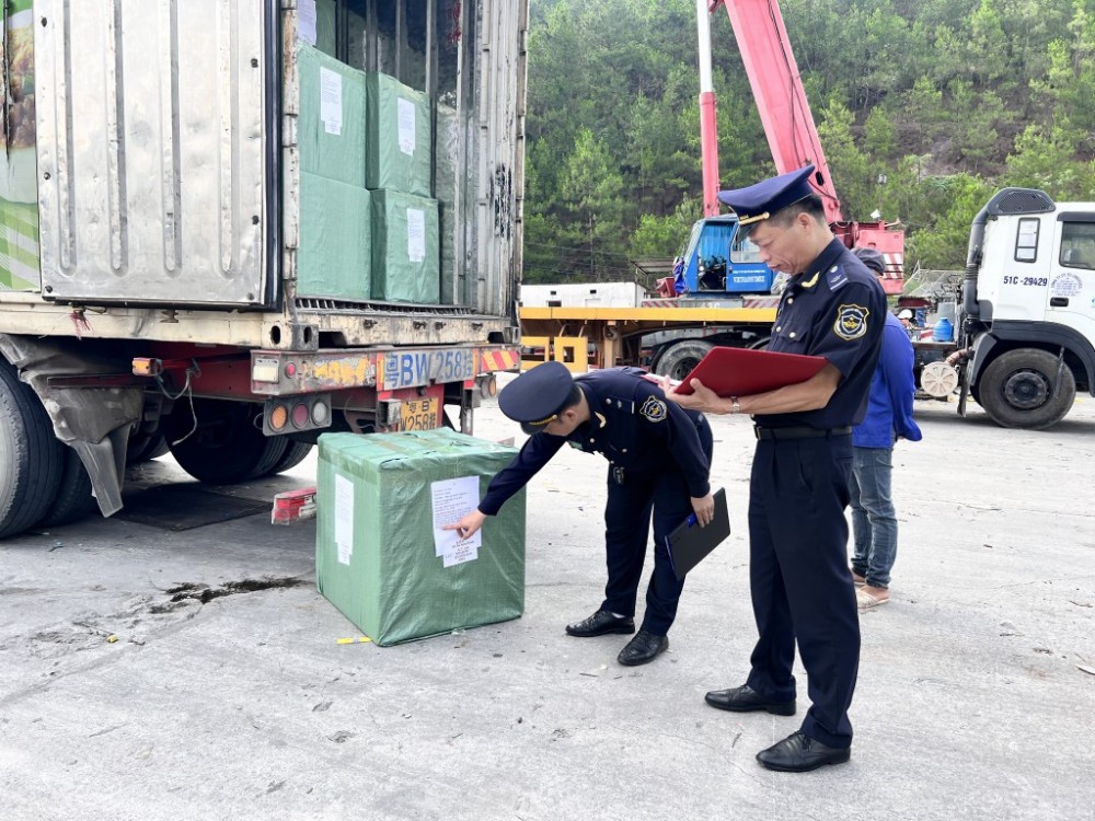 Công chức Hải quan cửa khẩu Chi Ma (Chi cục Hải quan khu vực VI) kiểm tra hàng hóa NK. Ảnh: H.Nụ