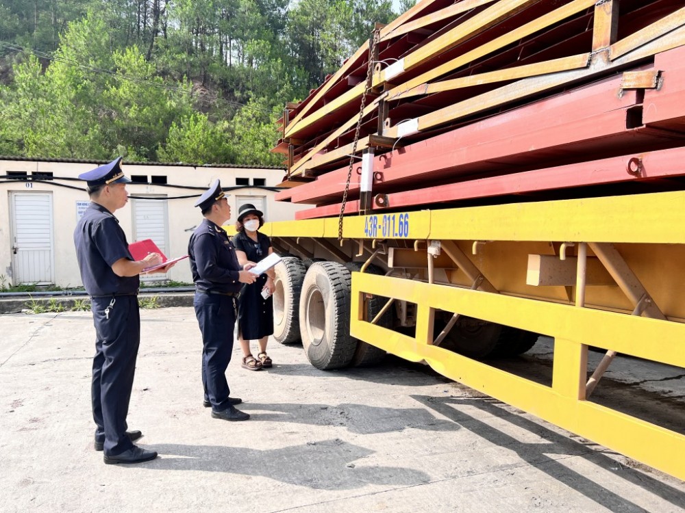 Hải quan khu vực VI đã đề ra nhiều giải pháp thu hút các DN hoạt động XNK những nhóm hàng có thuế suất cao làm thủ tục XNK hàng hóa tại địa bàn tỉnh Lạng Sơn. Ảnh: H.Nụ