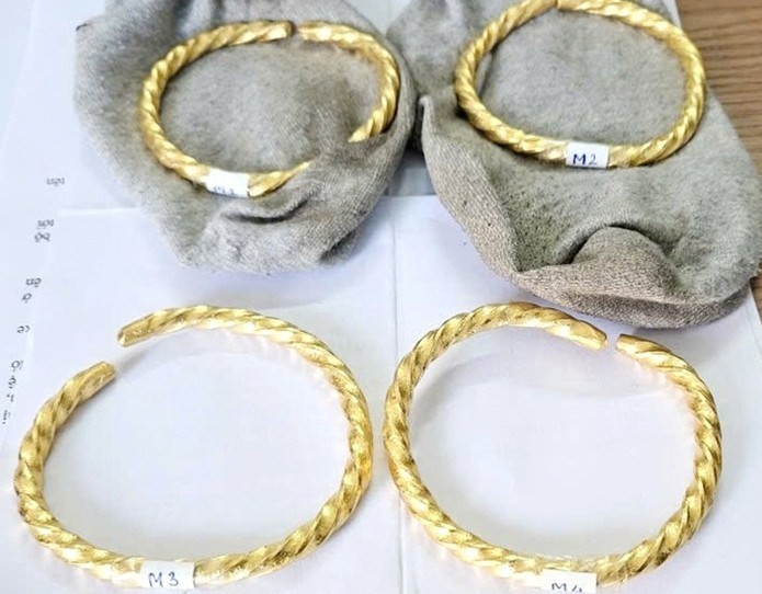 Gần 600 gam vàng không có giấy tờ hợp pháp do Hoàng Thị Thuần vận chuyển qua biên giới Hà Tĩnh.