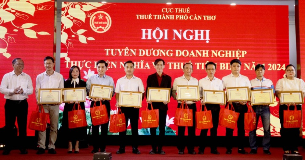 Thuế TP. Cần Thơ tuyên dương 220 doanh nghiệp thực hiện tốt nghĩa vụ thuế