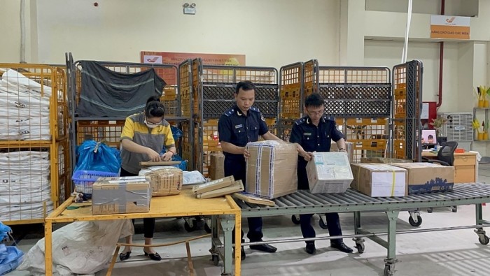 Thời hạn và thủ tục xin gia hạn lưu giữ hàng hóa trong kho EMS