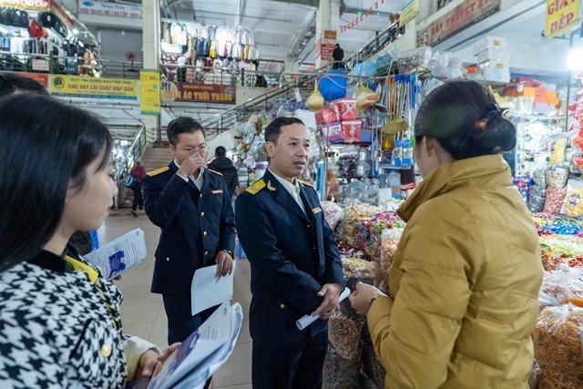 Xoá bỏ thuế khoán: Thuế cơ sở 15 cử cán bộ xuống từng hộ để phổ biến chủ trương mới