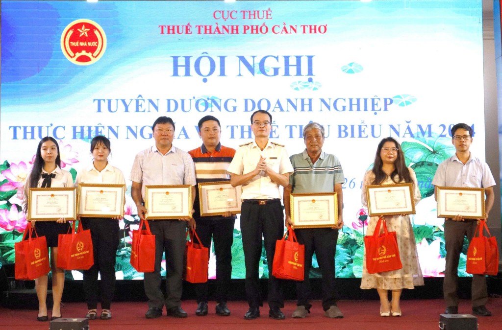 Thuế TP. Cần Thơ tuyên dương 220 doanh nghiệp tiêu biểu