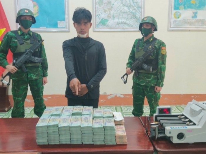 Khởi tố hình sự vụ vận chuyển 7 tỷ đồng vượt biên qua đường mòn lối mở