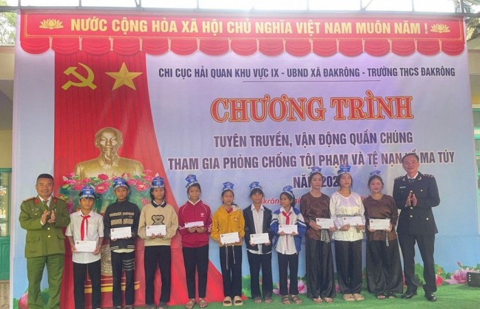 Hải quan khu vực IX tuyên truyền cho học sinh về tác hại của ma túy
