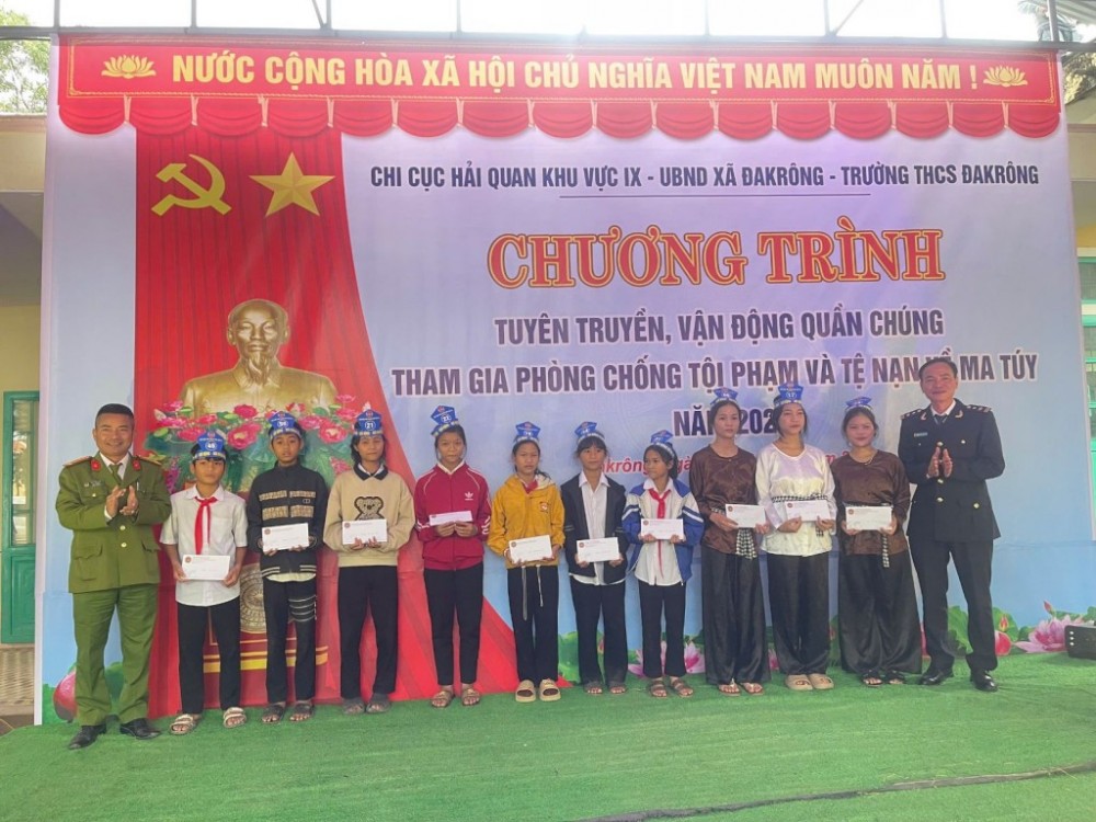 Hải quan khu vực IX tuyên truyền cho học sinh về tác hại của ma túy