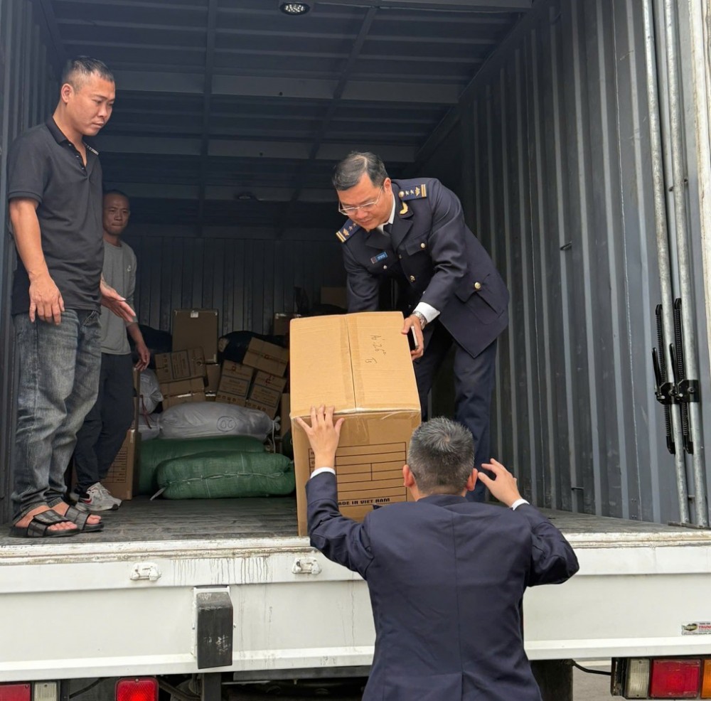 Chi cục Hải quan khu vực XII đã tiếp nhận và chuyển tới tận tay bà con.
