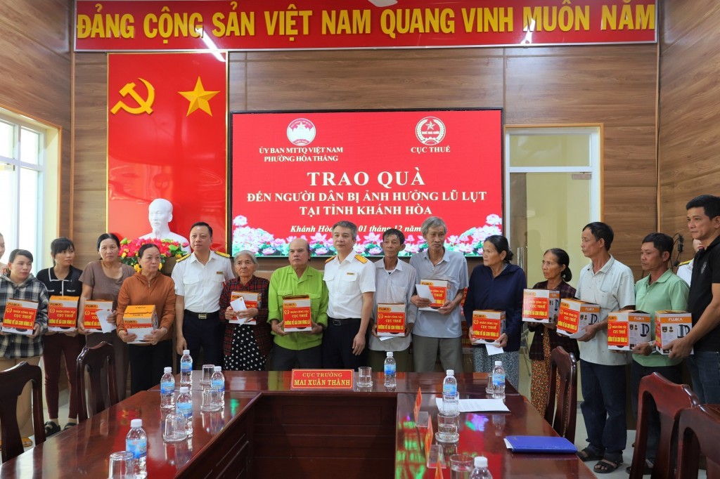 Ngành Thuế thăm, trao quà tại vùng lũ Khánh Hòa