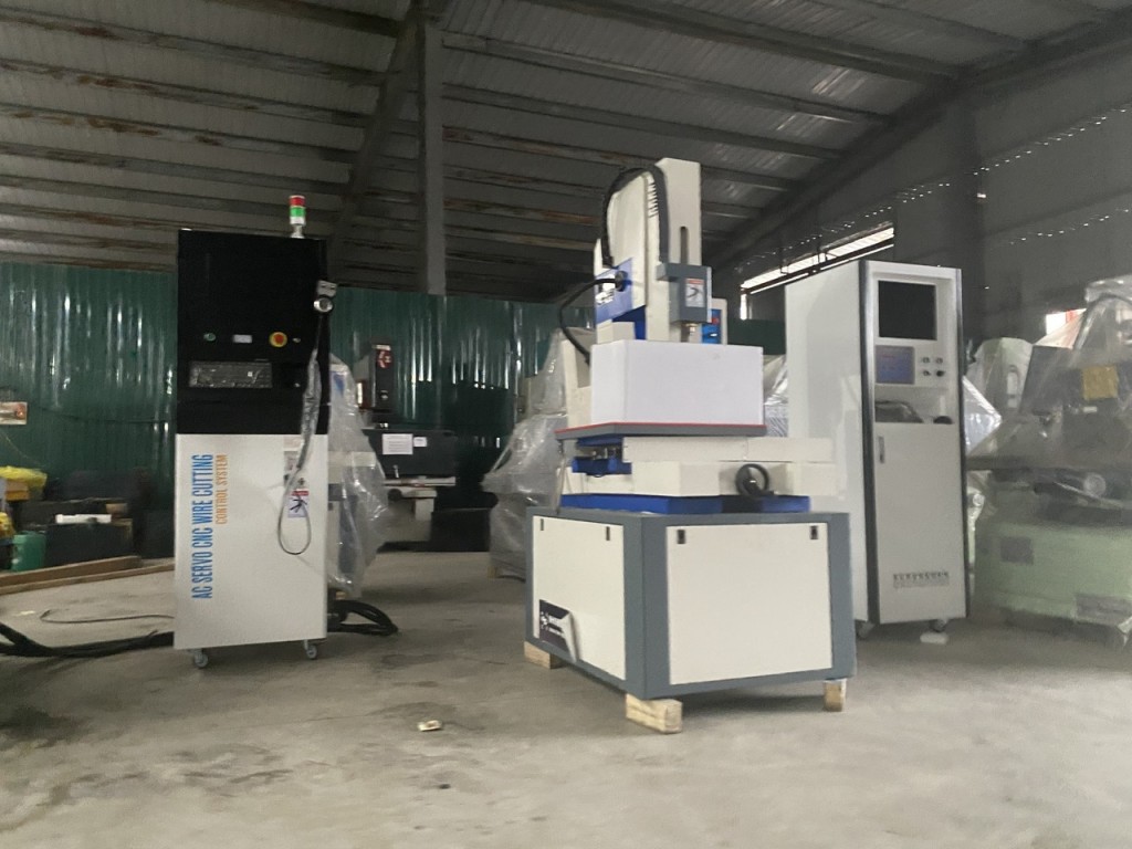 Hải quan khởi tố 2 vụ buôn lậu liên quan đến máy móc, thiết bị đã qua sử dụng