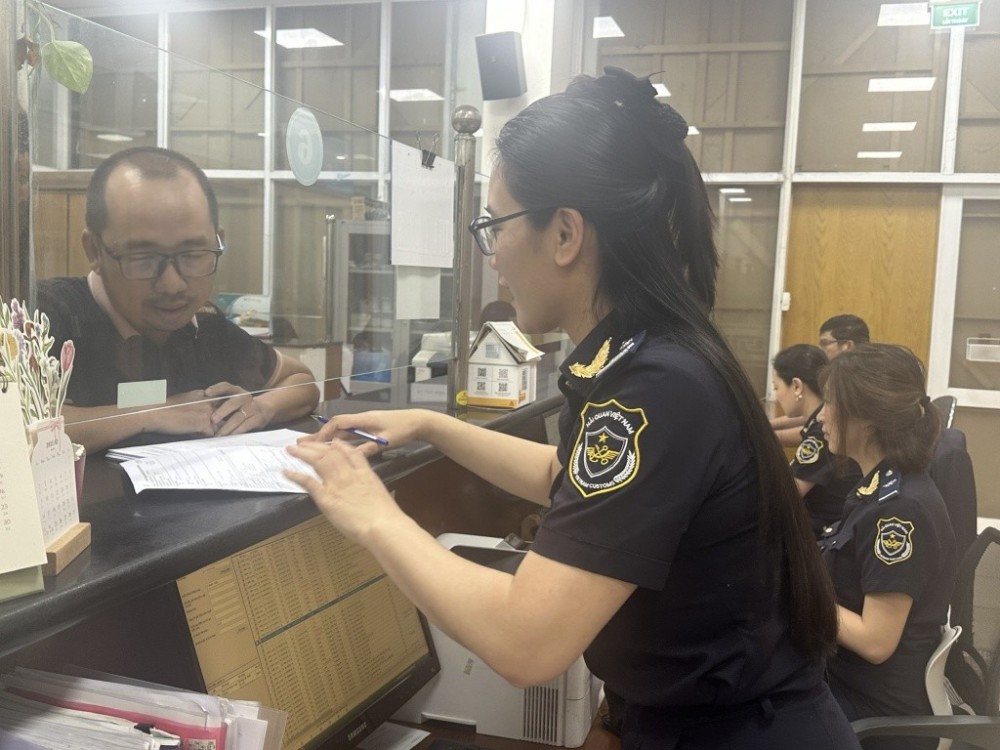 Công chức Hải quan cửa khẩu cảng Sài Gòn khu vực 1 hướng dẫn DN làm thủ tục hải quan. Ảnh: T.H