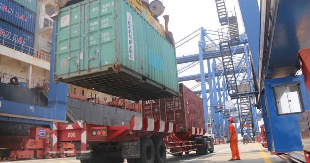 Hoạt động XNK hàng hóa tại cảng Cát Lái.