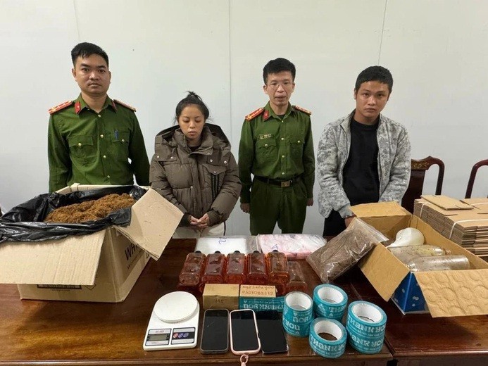 Hai đối tượng (đứng thứ 2 và 4 từ trái qua) và tang vật. 