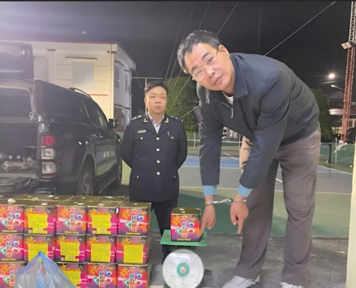 Hải quan khu vực XVI chủ trì bắt giữ đối tượng mua bán pháo hoa nổ nhập lậu tại Cao Bằng