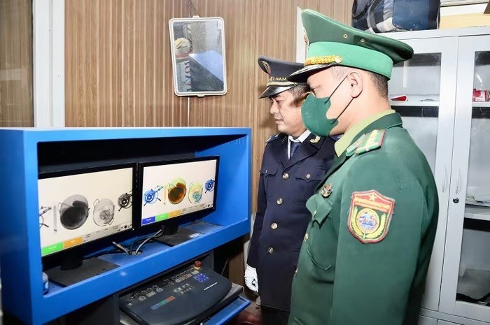 Hải quan cửa khẩu quốc tế Cầu Treo tăng cường công tác soi chiếu hàng hóa. Ảnh: H.N
