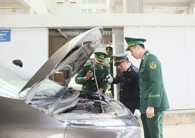Hải quan - Biên phòng Cầu Treo phối hợp kiểm soát phương tiện XNC. Ảnh: H.N