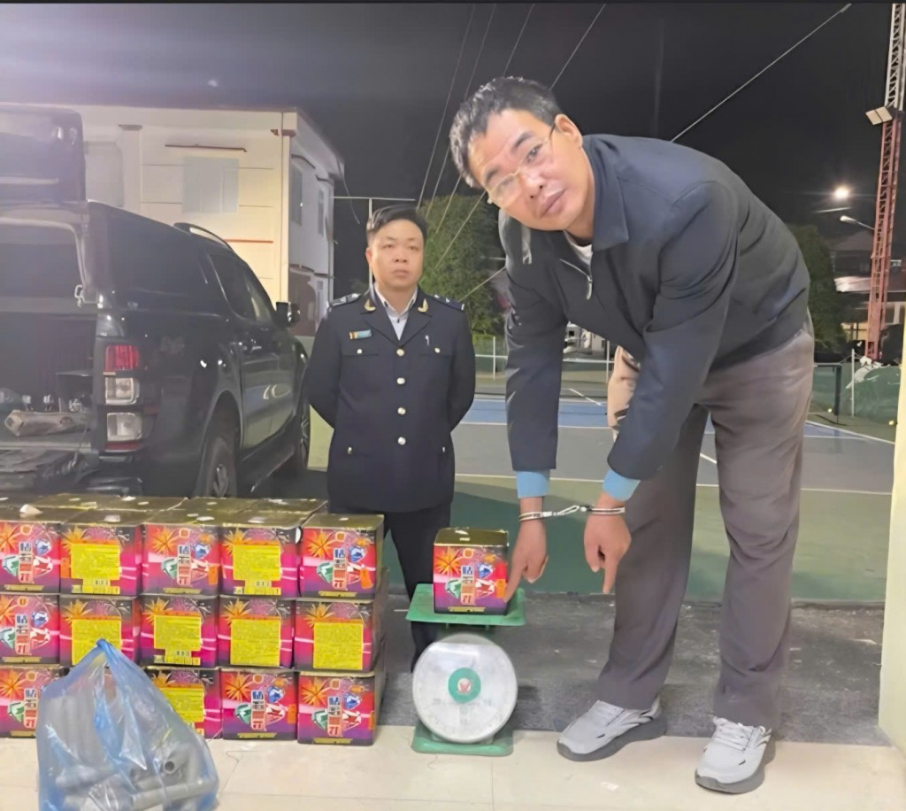 Hải quan khu vực XVI chủ trì bắt giữ đối tượng mua bán pháo hoa nổ nhập lậu tại Cao Bằng