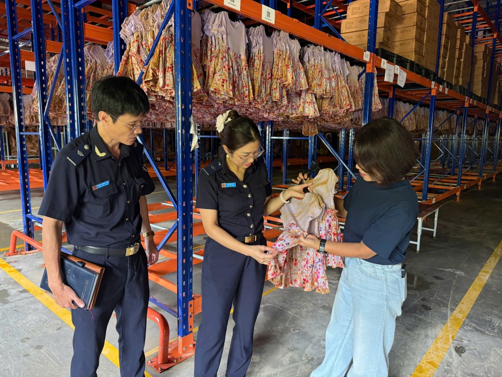 Công chức Hải quan Thái Nguyên (Chi cục Hải quan khu vực V) đến thăm, chia sẻ khó khăn với các doanh nghiệp chịu thiệt hại do mưa lũ gây ra (trong tháng 10/20025).