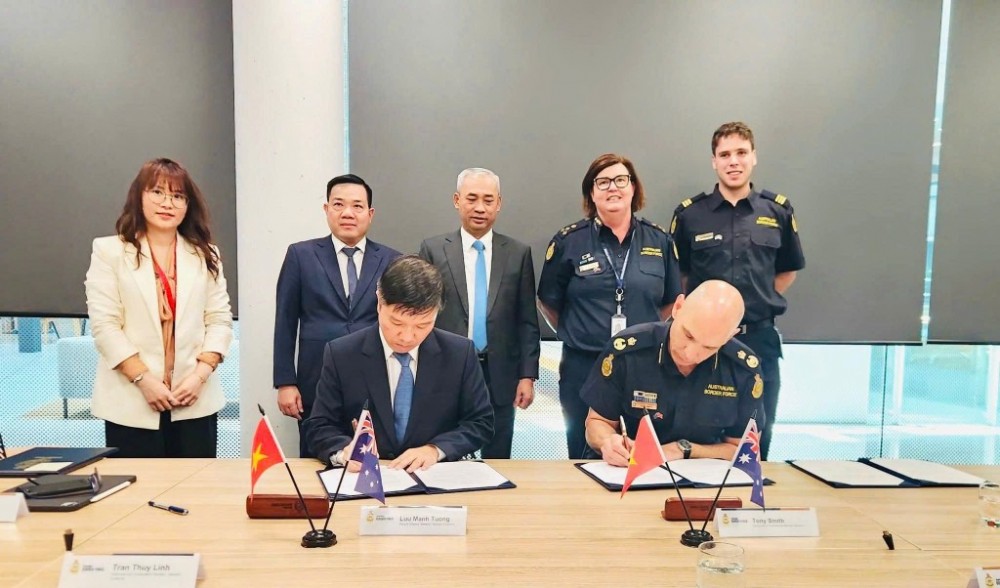 Phó Cục trưởng Cục Hải quan Việt Nam Lưu Mạnh Tưởng và Phó Cao ủy ABF ký Tuyên bố Ý định hợp tác.