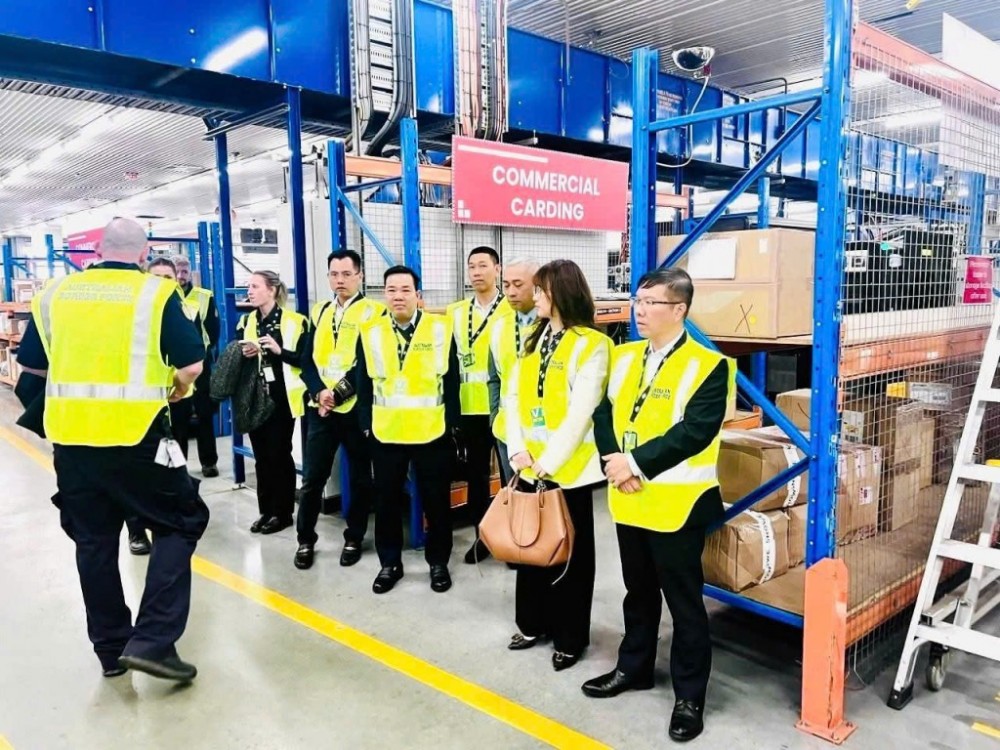 Phó Cục trưởng Cục Hải quan Việt Nam Lưu Mạnh Tưởng (ngoài cùng bên phải) thăm mô hình quản lý chuyên môn của ABF.