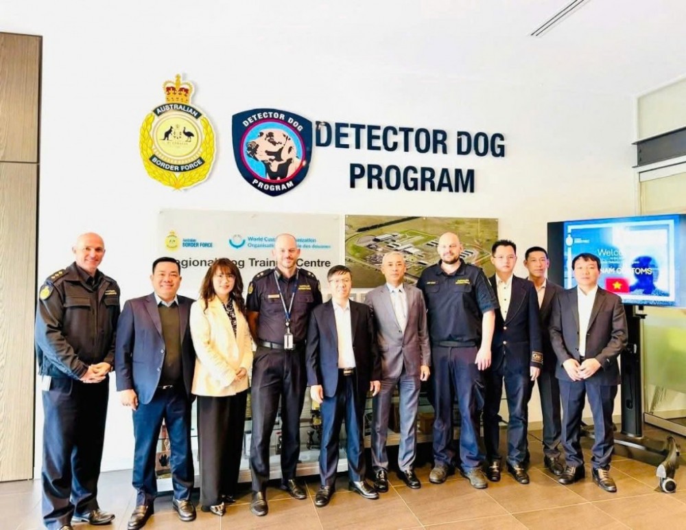 lãnh đạo Hải quan Việt Nam và Cơ quan Bảo vệ Biên giới Australia chụp ảnh lưu niệm nhân chuyến thăm và làm việc.