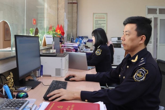 Chi cục Hải quan khu vực X: Thu ngân sách về đích trước 1 tháng