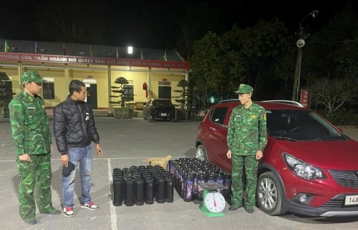 Chặn đứng xe ô tô chở 88 bình khí nghi là khí cười