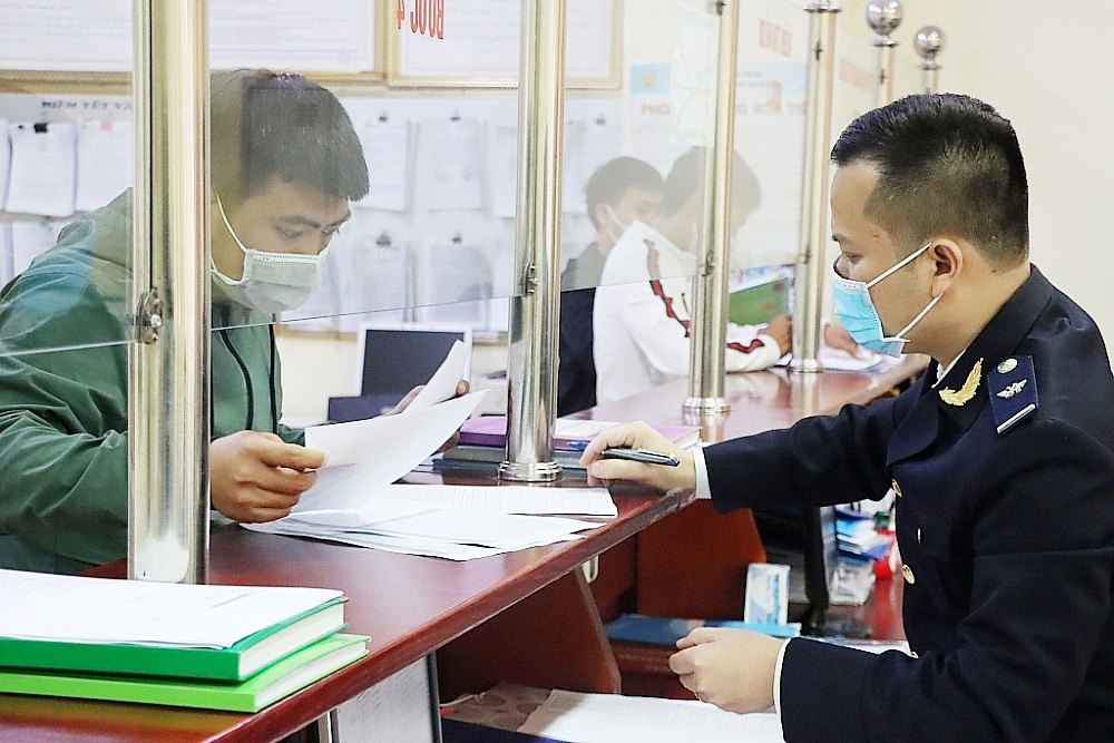 Hoạt động nghiệp vụ tại Chi cục Hải quan cửa khẩu Hoành Mô. Ảnh: Q.H