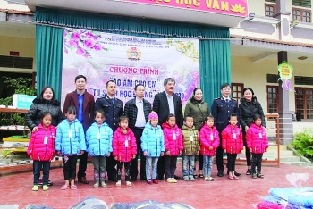 Mang Tết đến các gia đình chính sách, khó khăn