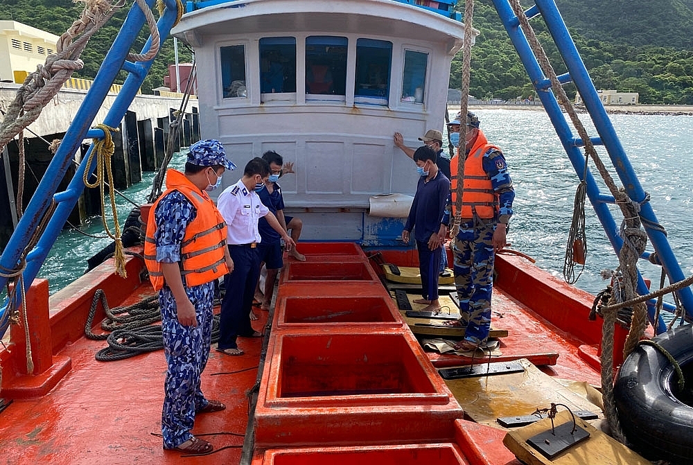 Các chủ phương tiện tàu cá dùng  khoang chứa để vận chuyển trái phép xăng dầu.	 Ảnh: Việt Hoàn