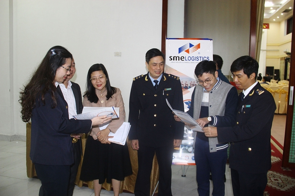 Cơ quan Hải quan tích cực trao đổi, tháo gỡ khó khăn cho DN. 	Ảnh: H.Nụ