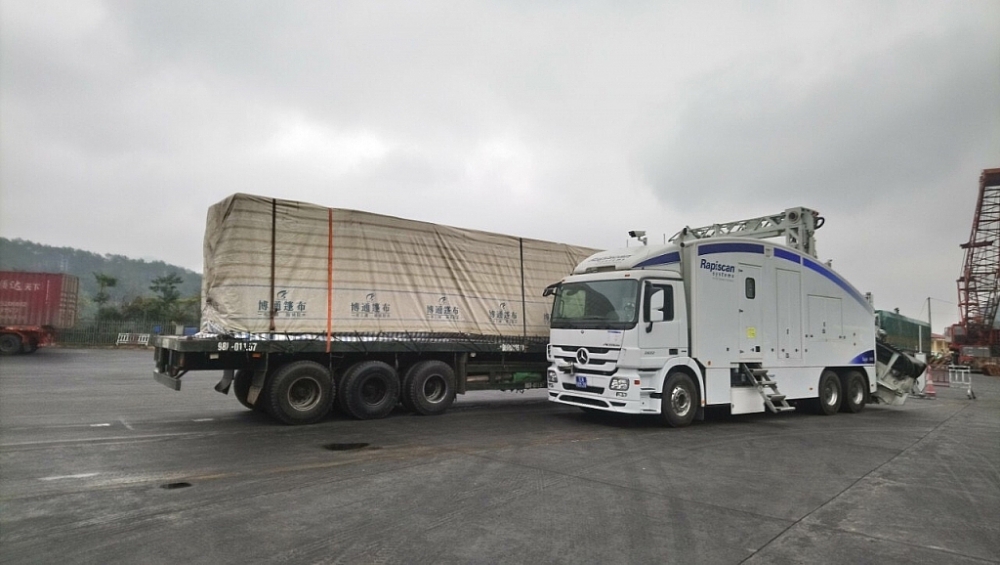 Để kiểm soát tình trạng gian lận trong xuất xứ hàng hóa, Hải quan Lạng Sơn đang triển khai soi chiếu 100% lô hàng qua máy máy soi container.	 Ảnh: H.Nụ