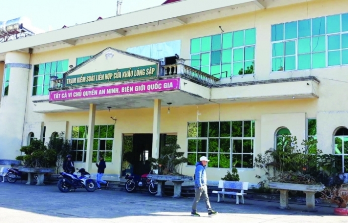 Xuân ấm tình trên cửa khẩu Lóng Sập
