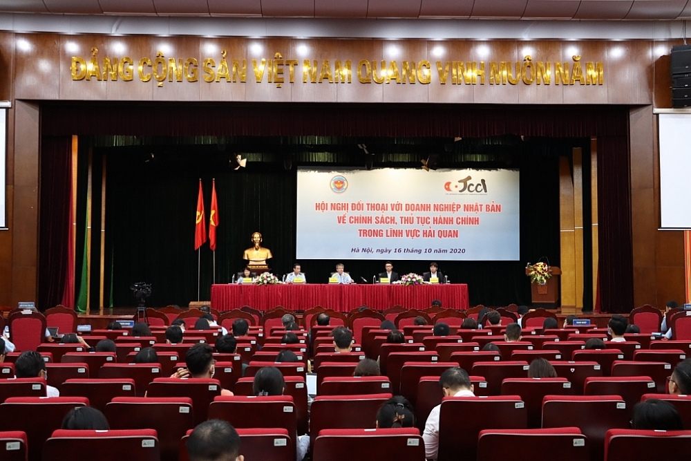 Thông qua các hội nghị đối thoại, cộng đồng doanh nghiệp có dịp thảo luận, tham gia đóng góp ý kiến xây dựng pháp luật hải quan.  	Ảnh: Quang Hùng