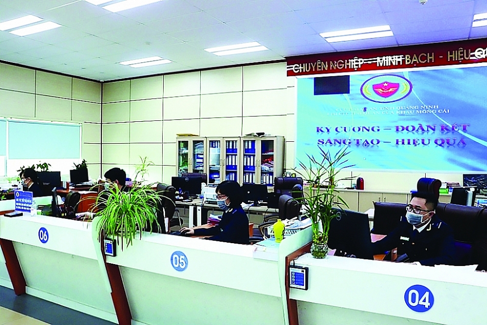 Hoạt động nghiệp vụ tại Chi cục Hải quan cửa khẩu Móng Cái (Cục Hải quan Quảng Ninh). 	Ảnh: Q.Hùng