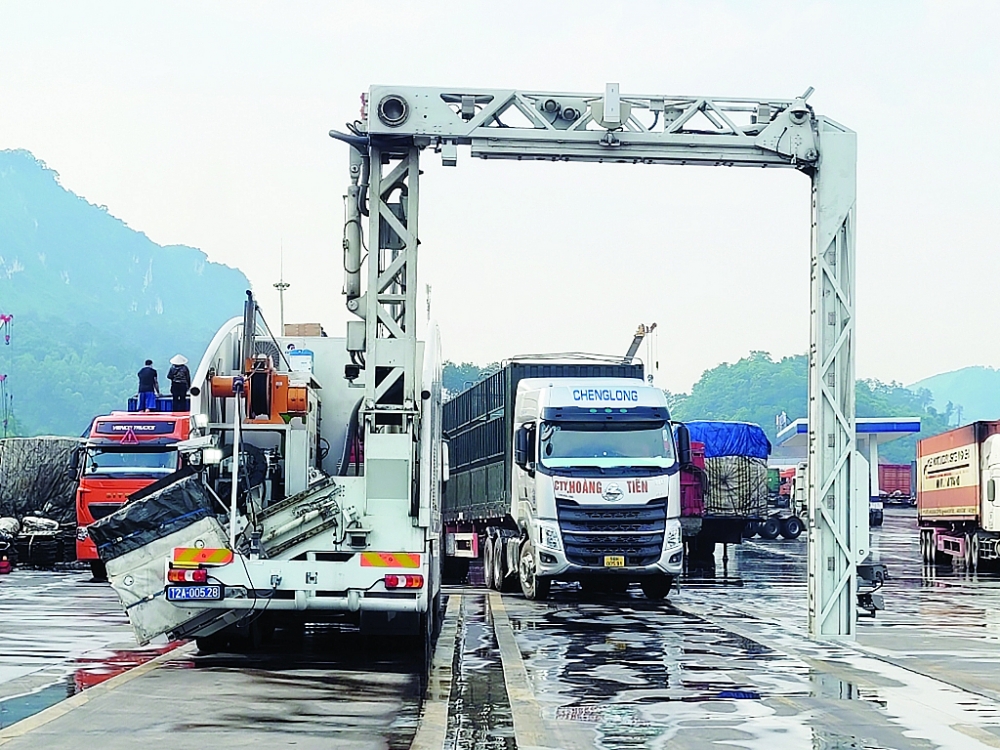 Hải quan Hữu Nghị sử dụng máy soi container di dộng để kiểm soát, phát hiện các hành vi vi phạm của DN. Ảnh: H.Nụ