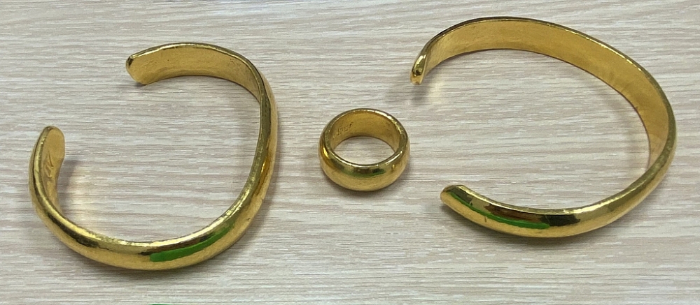 Tang vật vụ phát hiện kim loại nghi là vàng bị lực lượng Hải quan phát hiện.