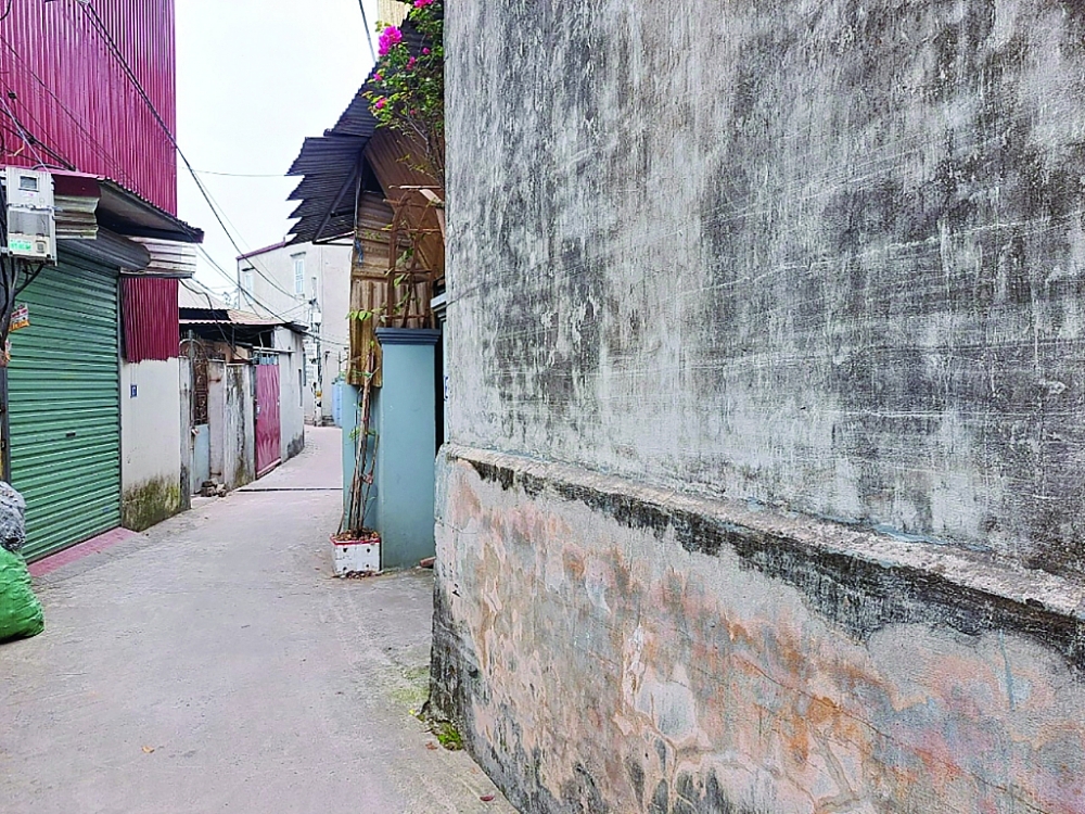 Con ngõ dẫn vào nhà Hoàng Văn Hảo, cũng là nơi đặt địa chỉ của Công ty Cổ phần Kỹ thuật công nghệ HMD, ở đội 6. 	Ảnh: T.Bình