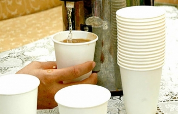 Mối nguy hiểm từ cốc uống nước kém chất lượng
