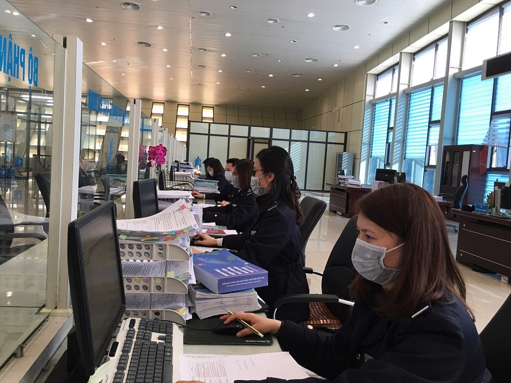 Công chức Hải quan Hữu Nghị bố trí cán bộ 24/24h hướng dẫn DN làm thủ tục hải quan. 	Ảnh: H.Nụ