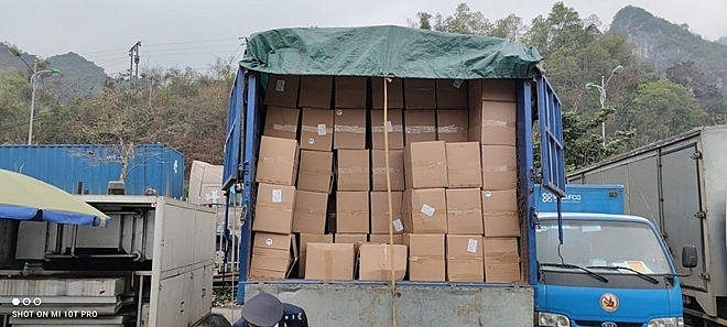 Lô găng tay cao su đã qua sử dụng được đóng trong 546 thùng carton 	Ảnh: N. Hanh