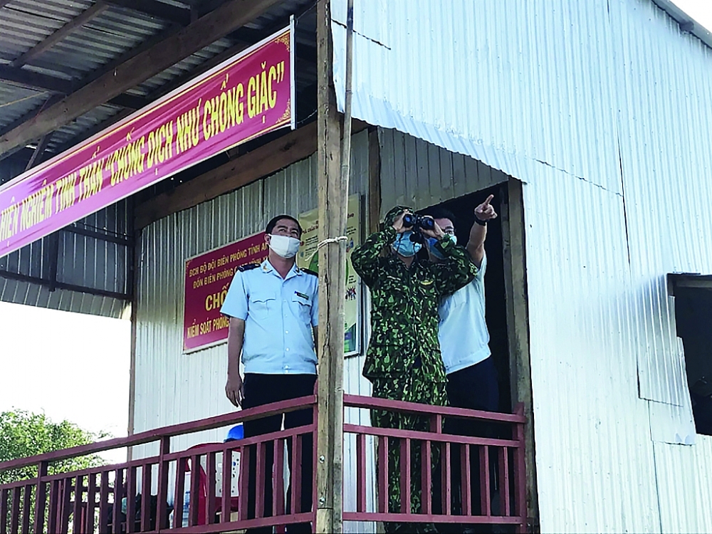 Chốt kiểm soát tại đường mòn cửa khẩu Vĩnh Xương (An Giang).  	Ảnh: T.H