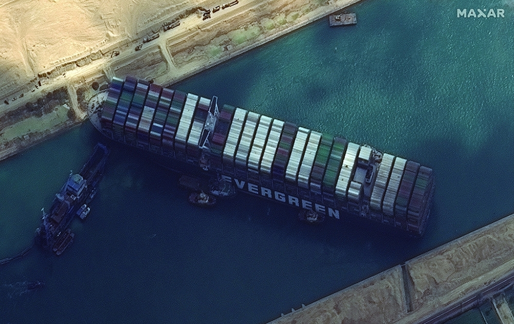 Sự cố mắc cạn của tàu Ever Given tại Kênh đào Suez nhìn từ trên cao. Bloomberg dẫn lời nhà cung cấp dịch vụ hàng hải Inchcape cho biết siêu tàu Ever Given chặn kênh đào Suez hiện đã được giải cứu. Các đội cứu hộ của Ai Cập đã thành công trong việc giúp tàu Ever Given di chuyển vào sáng 29/3, nhưng vẫn chưa rõ thời điểm nào kênh đào Suez sẽ được mở cửa giao thông trở lại.